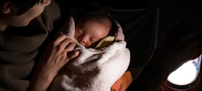夜通し寝ている赤ちゃん、起こして授乳した方がいいの？〜夜間授乳のポイントについて〜