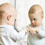赤ちゃんが自分と他人を区別するのはいつ頃？　〜鏡を見せたときの反応〜